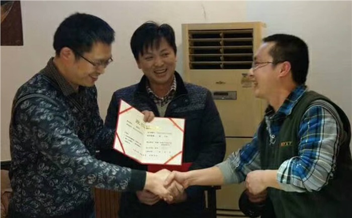 年度總結(jié)暨表彰會(huì)，員工喜領(lǐng)股權(quán)證書(shū)、榮譽(yù)證書(shū)和獎(jiǎng)金